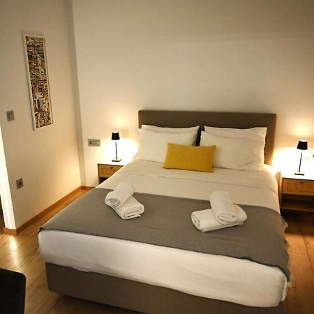 Minimal Apartment On The Shadow Of The Acropolis Атина Екстериор снимка
