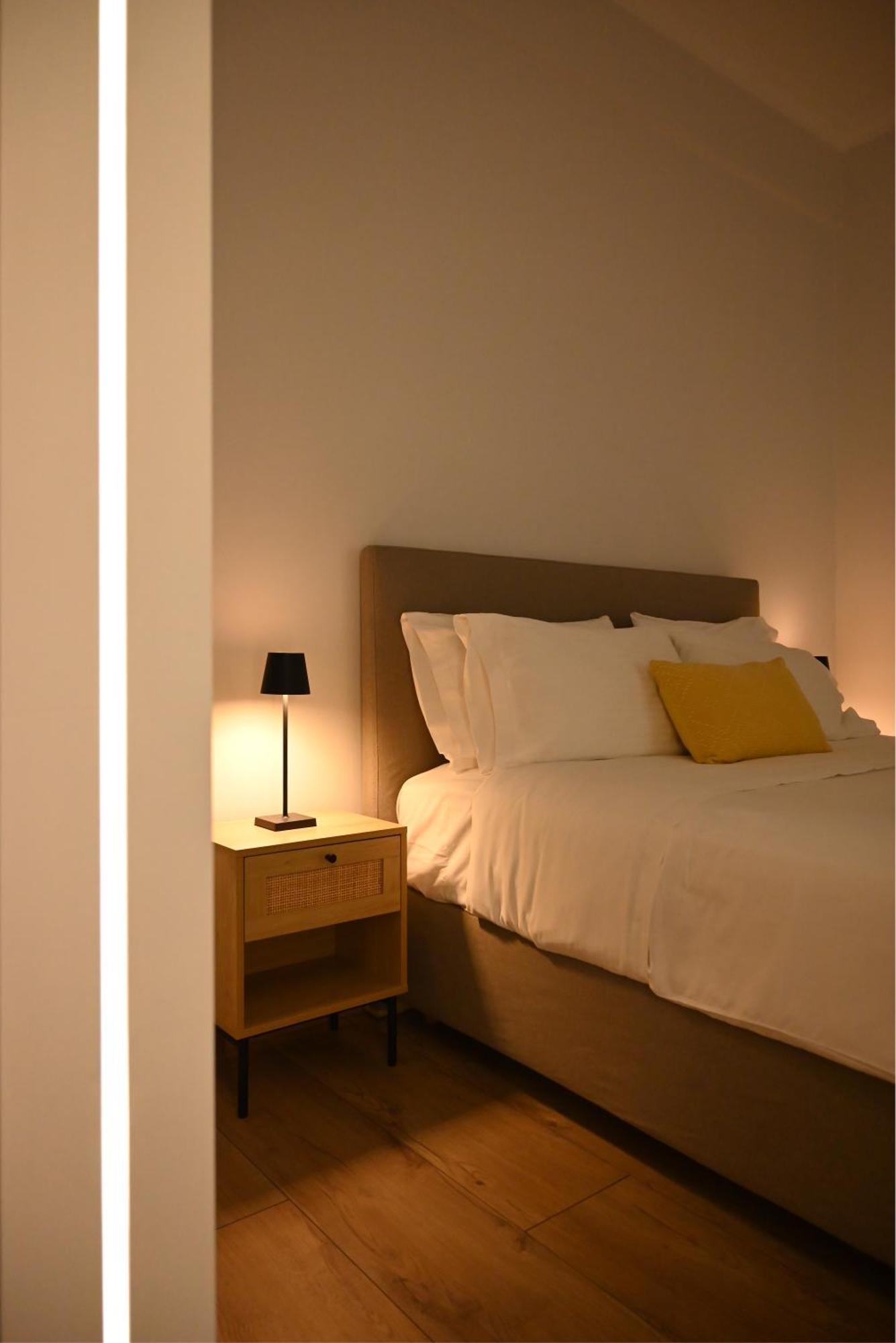 Minimal Apartment On The Shadow Of The Acropolis Атина Екстериор снимка